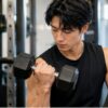 岩本照さんが取得したフォーミーの筋トレスペシャリスト資格をイメージした男性の筋力トレーニング